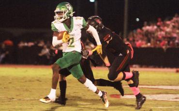 Suwannee’s Jay Smith returns a kickoff against Bishop Kenny on Oct. 22. (PAUL BUCHANAN/Special to the Reporter)