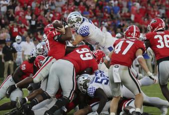 Georgia makes a play against Kentucky on Oct. 16 in Athens. (CURTIS COMPTON/Atlanta Journal-Constitution via AP)