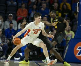Florida forward Colin Castleton drives against Missouri guard Kobe Brown during Saturday's game in Gainesville. (ALAN YOUNGBLOOD/Associated Press)