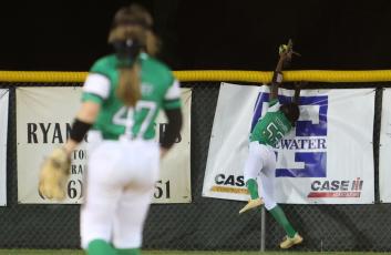 Suwannee center fielder Brianna Stephens can’t reach a Gainesville home run as it flies over the fence on Friday. (PAUL BUCHANAN/Special to the Reporter)