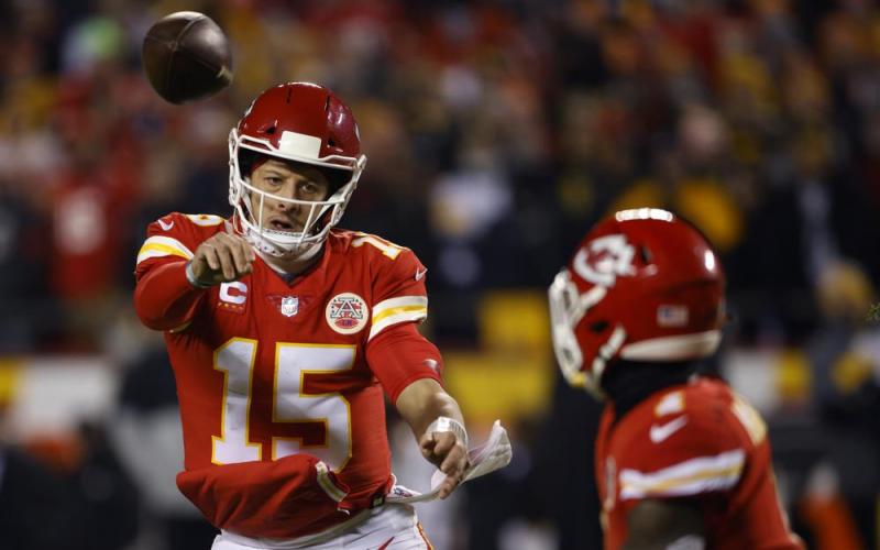 Kansas City Chiefs quarterback Patrick Mahomes (15) throws a 4-yard touchdown pass to running back Jerick McKinnon, right, during Sunday's wild-card playoff game in Kansas City, Mo. (COLIN E. BRALEY/Associated Press)