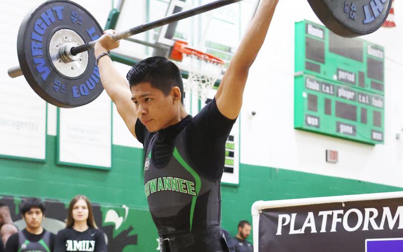 Suwannee’s Ricardo Garcia performs the snatch during the Region 1-2A meet on Saturday. (PAUL BUCHANAN/Special to the Reporter)