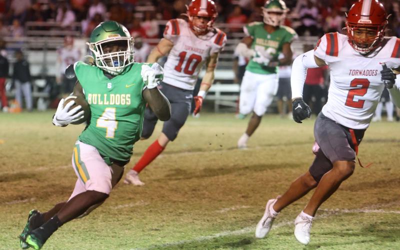 Suwannee running back Marquavious Owens rushes up the field against Bradford last Friday. (PAUL BUCHANAN/Special to the Reporter)