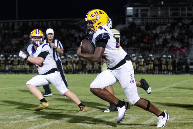 Columbia defensive end Jae’Quan Wilson races toward the end zone after scooping up an Oakleaf fumble Friday night while linebacker Bryson Grinstead looks on. Wilson scored on the play. (GARY LLOYD MCCULLOUGH/Special to the Reporter)