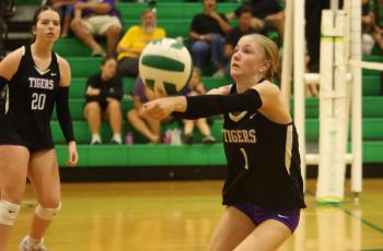 Branford setter Brynn Lester races to defend a shot against Suwannee on Sept. 30. (PAUL BUCHANAN/Lake City Reporter)