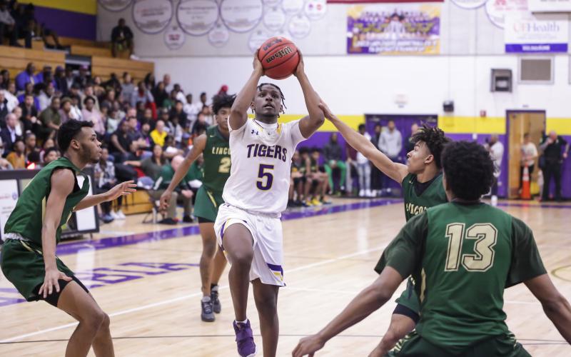 Columbia guard Darrien Jones shoots in traffic against Lincoln during Tuesday's Region 1-6A semifinal. (BRENT KUYKENDALL/Lake City Reporter)