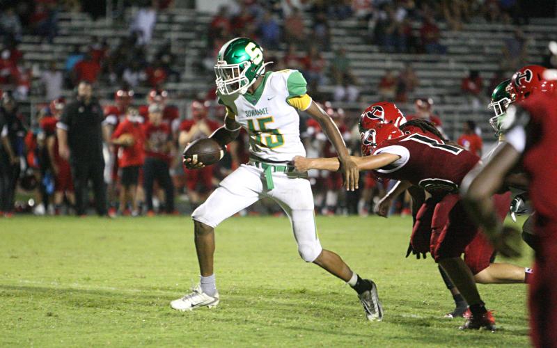 Suwannee receiver Brian Fuery breaks a tackle against Hamilton County last Friday. (PAUL BUCHANAN/Special to the Reporter)