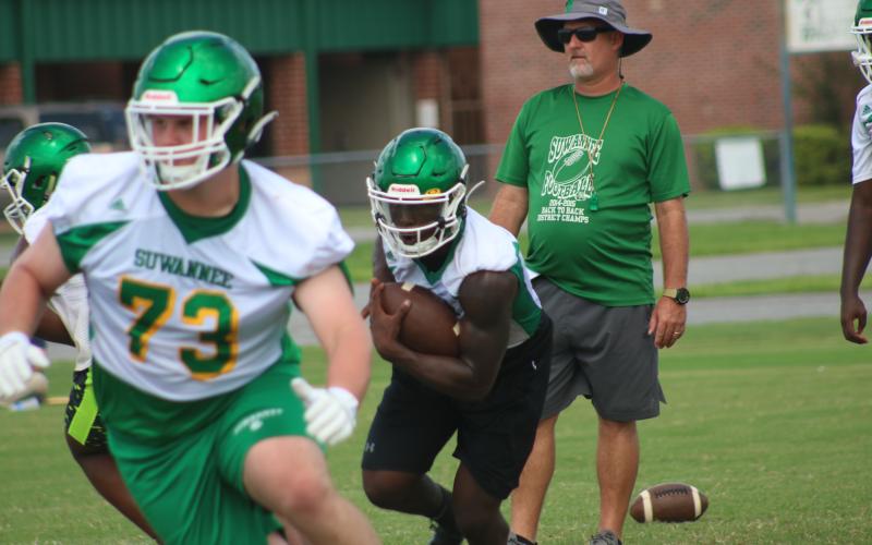 Suwannee quarterback Jaquez Moore follows a block up the field during practice on Aug. 25. (JAMIE WACHTER/Lake City Reporter)
