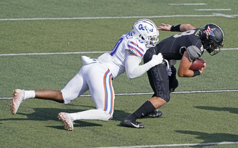 Florida linebacker Andrew Chatfield Jr. (10) brings down Vanderbilt quarterback Ken Seals (8) on Nov. 21 in Nashville, Tenn. (MARK HUMPHREY/Associated Press)