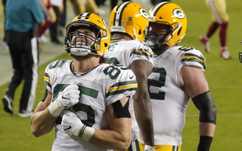 Green Bay Packers tight end Robert Tonyan (85) celebrates after tight end Marcedes Lewis, middle, scored a touchdown against the San Francisco 49ers on Nov. 5 in Santa Clara, Calif. (TONY AVELAR/Associated Press)