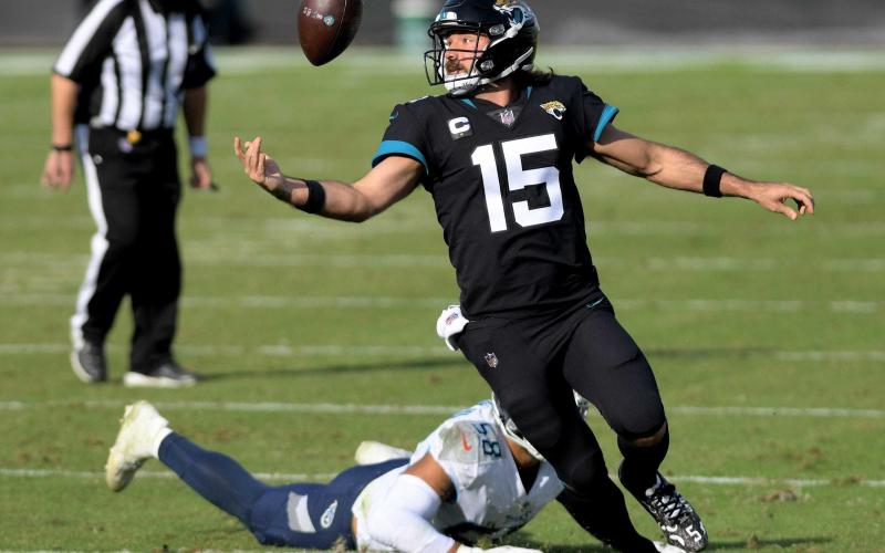 Jacksonville quarterback Gardner Minshew bobbles the ball on a late third-quarter scramble earlier this season against Tennessee. Minshew is competing for the starting job with Mike Glennon in practice this week. (BOB SELF/Florida Times-Union/TNS)