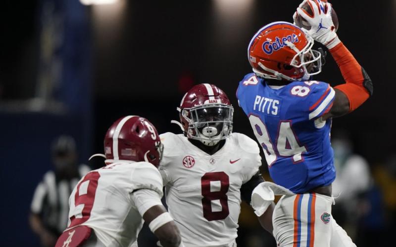 Florida tight end Kyle Pitts (84) makes the catch ahead of Alabama linebacker Christian Harris (8) on Saturday in Atlanta. (BRYNN ANDERSON/Associated Press)