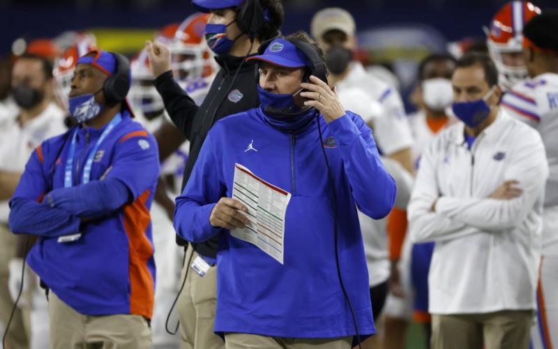 Florida coach Dan Mullen, center, watches play against Oklahoma during the first half of the Cotton Bowl on Dec. 30, 2020, in Arlington, Texas. (RON JENKINS/Associated Press)