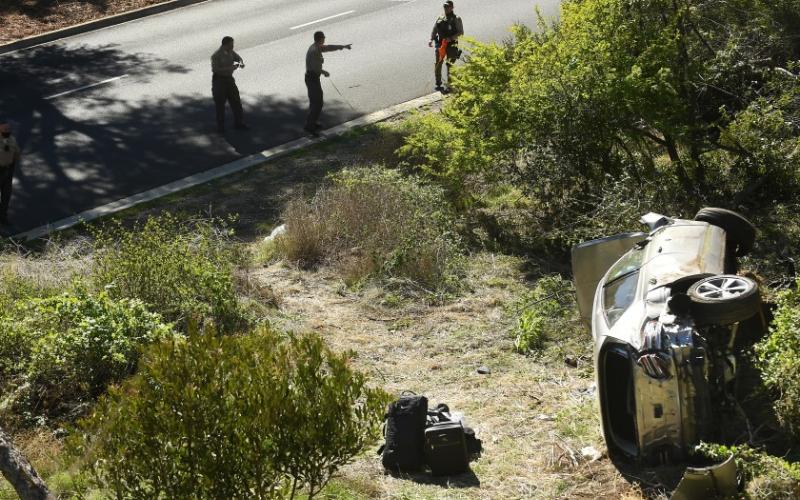 L.A. County Sheriff's officers investigate an accident involving famous golfer Tiger Woods along Hawthorne Boulevard on Tuesday in Rancho Palos Verdes, Calif. (WALLY SKALIJ/Los Angeles Times/TNS)