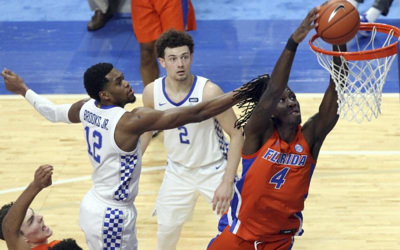 Florida's Anthony Duruji (4) dunks near Kentucky's Keion Brooks Jr. (12) and Devin Askew (2) on Saturday in Lexington, Ky. (JAMES CRISP/Associated Press)