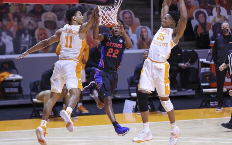 Florida's Tyree Appleby (22) goes to the basket against Tennessee's Jaden Springer (11) and Yves Pons (35) on Sunday
