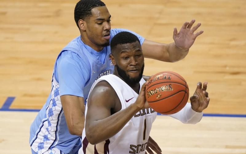 Florida State forward RaiQuan Gray (1) looks to pass the ball as North Carolina forward Garrison Brooks, left, defends during the ACC Tournament semifinals on Friday in Greensboro, N.C. (GERRY BROOME/Associated Press)