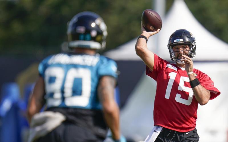 Jacksonville Jaguars quarterback Gardner Minshew (15) throws a pass to tight end James O'Shaughnessy (80) during practice on Friday in Jacksonville. (JOHN RAOUX/Associated Press)