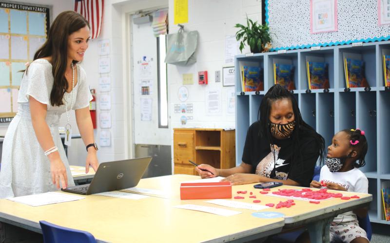 Sara Ellis (from left), a Summers Elementary School kindergarten teacher, introduces herself to Dejuan Sercey and Ar’Miracle Washington, 5, during the Monday ‘Meet the Teacher Event’ at Summers Elementary School. (TONY BRITT/Lake City Reporter)