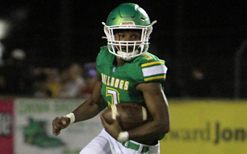 Suwannee running back Malachi Graham rushes up the field against Paxon on Oct. 15. (PAUL BUCHANAN/Special to the Reporter)