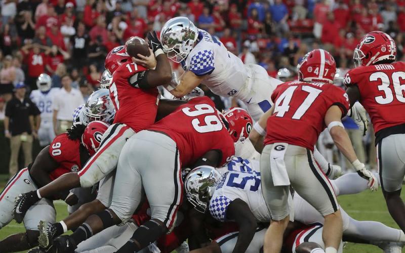 Georgia makes a play against Kentucky on Oct. 16 in Athens. (CURTIS COMPTON/Atlanta Journal-Constitution via AP)