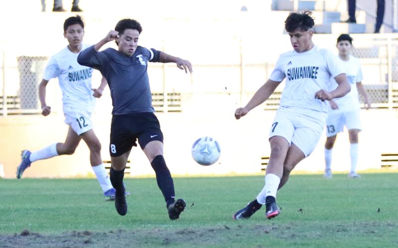 Suwannee midfielder Omar Carreon passes the ball up the field as Eastside’s Nico Hincapie gives chase during Wednesday’s Region 1-4A quarterfinal at Citizens Field in Gainesville. (JORDAN KROEGER/Lake City Reporter)