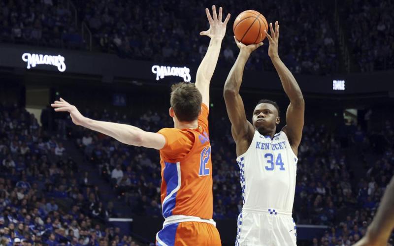 Kentucky's Oscar Tshiebwe (34) shoots while defended by Florida's Colin Castleton (12) during Saturday’s game in Lexington, Ky. (JAMES CRISP/Associated Press)