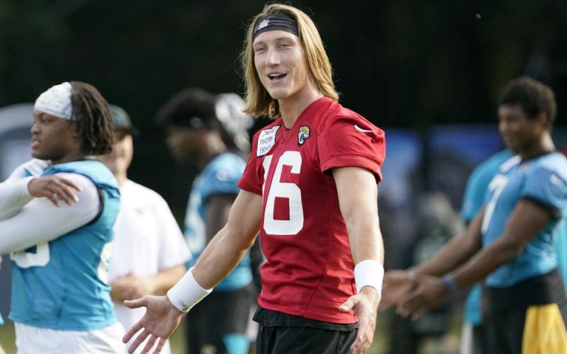Jacksonville Jaguars quarterback Trevor Lawrence warms up with teammates during Tuesday's practice in Jacksonville. (JOHN RAOUX/Associated Press)