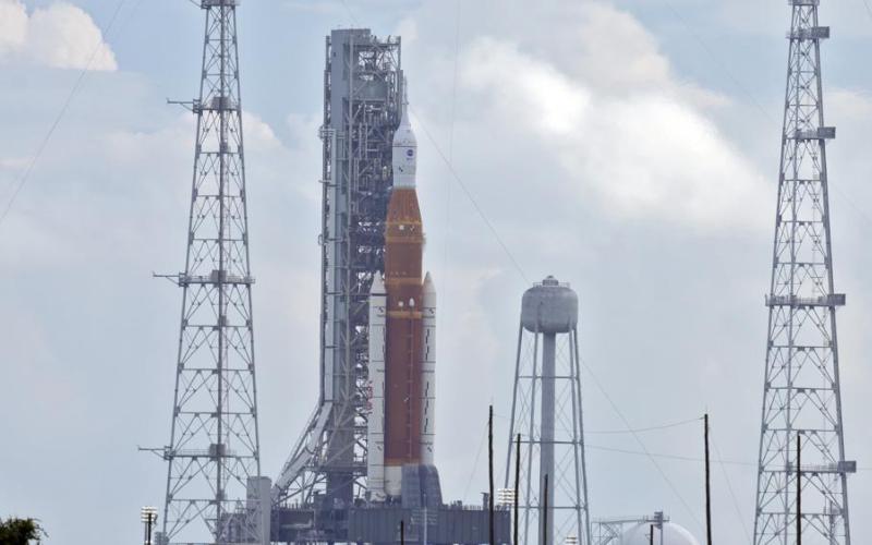 NASA’s new moon rocket sits on Launch Pad 39-B minutes after the launch was scrubbed on Monday in Cape Canaveral. (CHRIS O’MEARA/Associated Press)