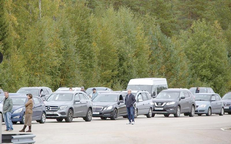 Cars queue to cross the border from Russia to Finland at the Vaalimaa border check point in Virolahti, Finland, on Friday. (SASU MAKINEN/Lehtikuva via AP)