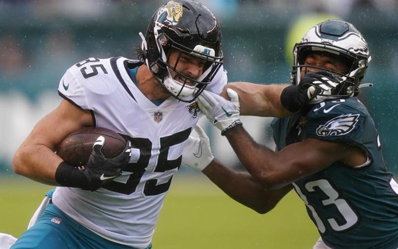 Jacksonville Jaguars tight end Dan Arnold runs with the ball past Philadelphia Eagles cornerback Josiah Scott during Sunday's game in Philadelphia. (MATT ROURKE/Associated Press)