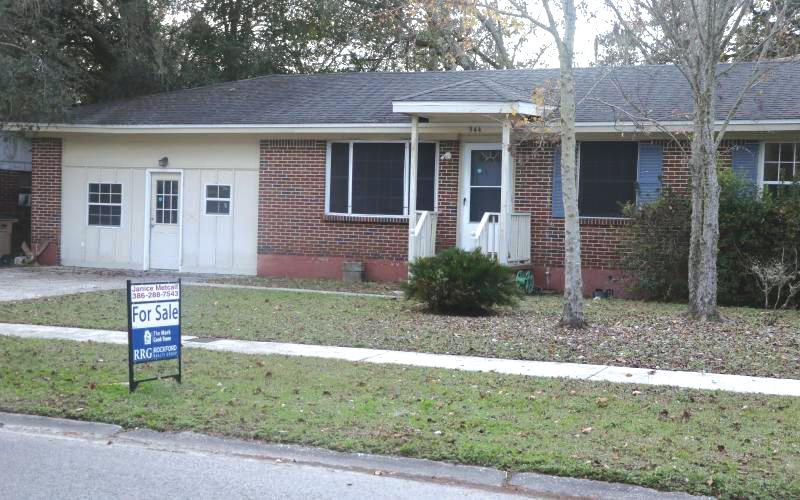 A ‘For Sale’ sign sits in a Lake City house’s front yard in December 2021. (FILE)