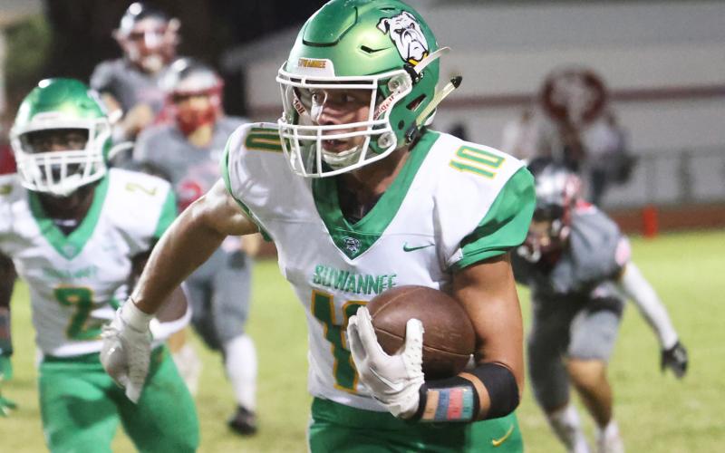Suwannee receiver Kodi Lang runs up the field after a catch against Santa Fe last Friday. (PAUL BUCHANAN/Special the Reporter)