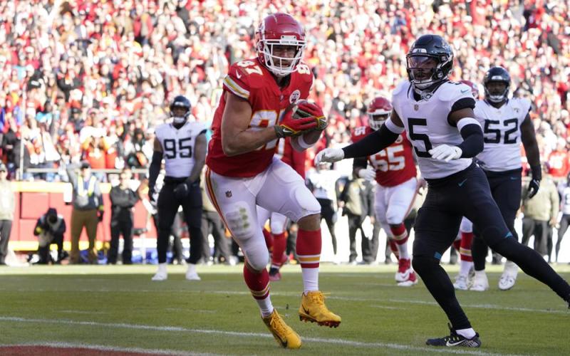Kansas City Chiefs tight end Travis Kelce (87) catches a touchdown pass as Jacksonville Jaguars safety Andre Cisco (5) defends on Nov. 13 in Kansas City, Mo. (ED ZURGA/Associated Press)