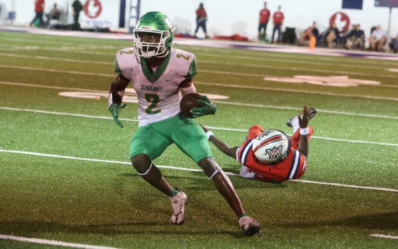 Suwannee’s Jay Smith leaves a Wakulla defender in the dust last Friday. (PAUL BUCHANAN/Special to the Reporter)