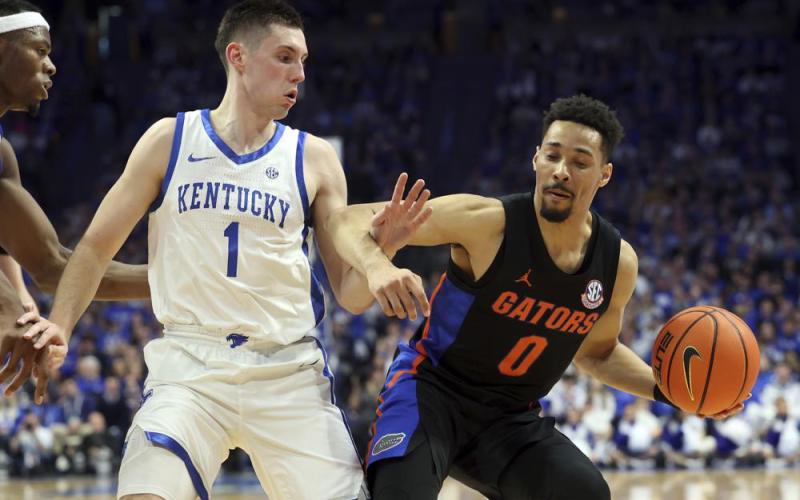 Florida's Myreon Jones is pressured by Kentucky's CJ Fredrick during Saturday’s game in Lexington, Ky., Saturday, Feb. 4, 2023 (JAMES CRISP/Associated Press)