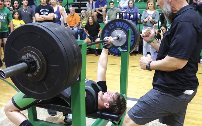 Suwannee lifter Will Wainwright gets some encouragement from head coach Dan Marsee during Friday’s Region 2-1A meet. (PAUL BUCHANAN/Special to the Reporter)