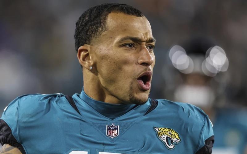 Jacksonville tight end Evan Engram walks the sideline against Tennessee, Jan. 7, in Jacksonville. Engram and the Jaguars agreed Sunday to a three-year, $41.25 million contract that includes $24 million guaranteed, according to a person familiar with negotiations. (ASSOCIATED PRESS)