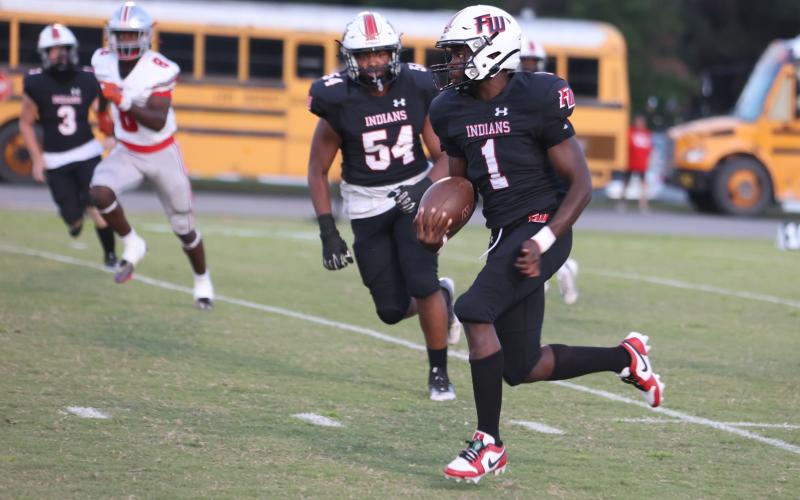 Fort White running back Dakota Fisher runs up the field against Williston on Sept. 22. (PAUL BUCHANAN/Special to the Reporter)