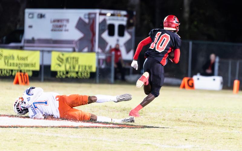 Lafayette receiver Jordan Murphy runs by Branford defensive back Arkayvion Jones on his way to the game’s opening touchdown. (JACK HOWDESHELL/Special to the Reporter)