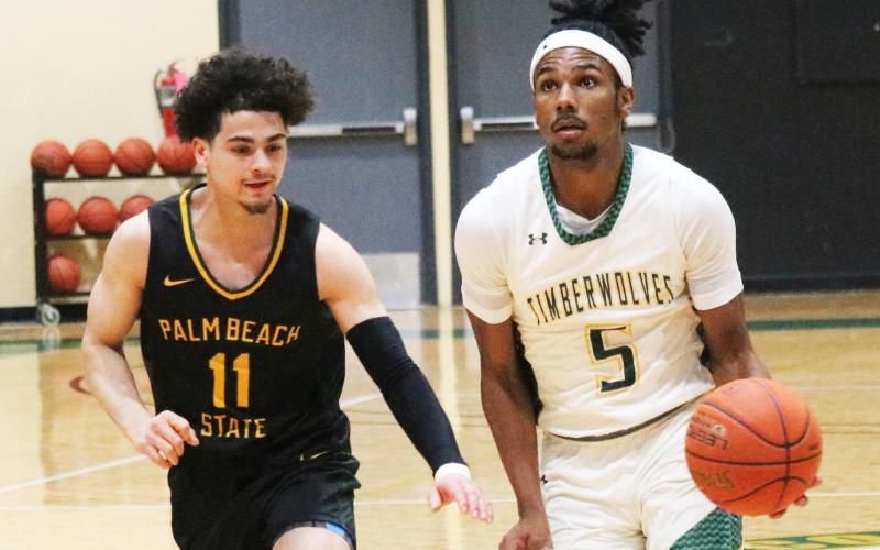 FGC guard Amayoa’ah Phillips drives to the basket while being defended by Palm Beach State College guard Eduardo Diaz on Jan. 17. (JORDAN KROEGER/Lake City Reporter)