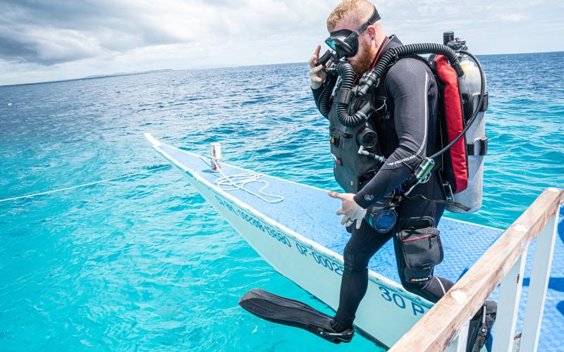 Jared Hires, Dive Rite’s general manager and son of owner and co-founder Lamar Hires, wears the company’s chest-mounted rebreather on a dive. (COURTESY)