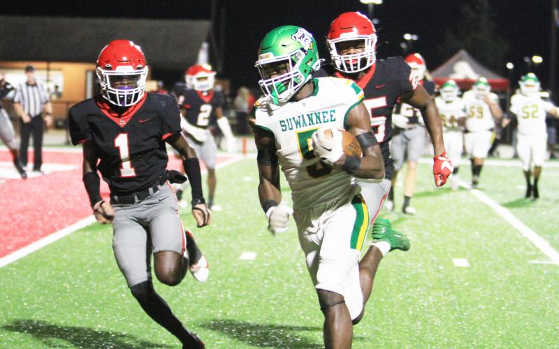 Suwannee receiver MJ Rossin races to the end zone for a touchdown against Appling County on Friday. (PAUL BUCHANAN/Lake City Reporter)