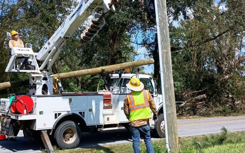 Crews have been working on restoring power to customers in Suwannee County since Hurricane Helene's arrival early Friday morning. (ROB WOLFE/Lake City Reporter)