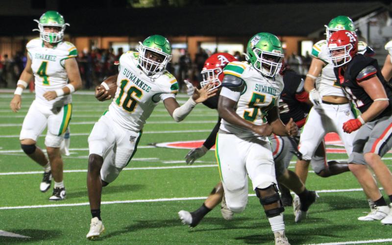 Suwannee running back Fred Cooks (16) runs up the field against Appling County on Sept. 20. (PAUL BUCHANAN/Lake City Reporter)