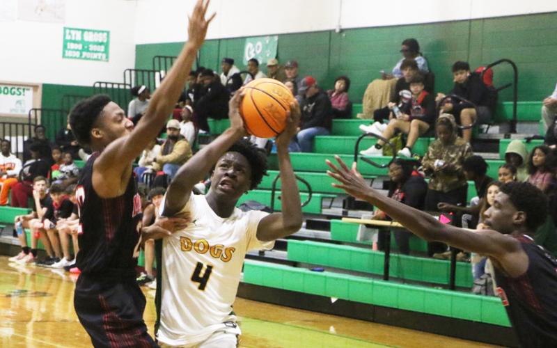 Suwannee’s Quez Jones drives to the basket against Lafayette’s Jadarius McQuay in the second half of Tuesday’s game. (MORGAN MCMULLEN/Lake City Reporter)