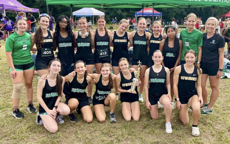 Ryleigh Hermanson (pictured holding trophy) won the Dueling Summits on Saturday and led the Suwannee to a team runner-up finish. (COURTESY)