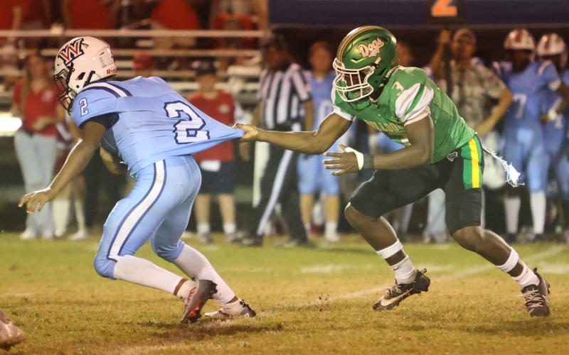 Suwannee linebacker Travis Fead grabs Wakulla running back Jeremiah Washington’s jersey as he tries to make a tackle on Friday. (PAUL BUCHANAN/Lake City Reporter)