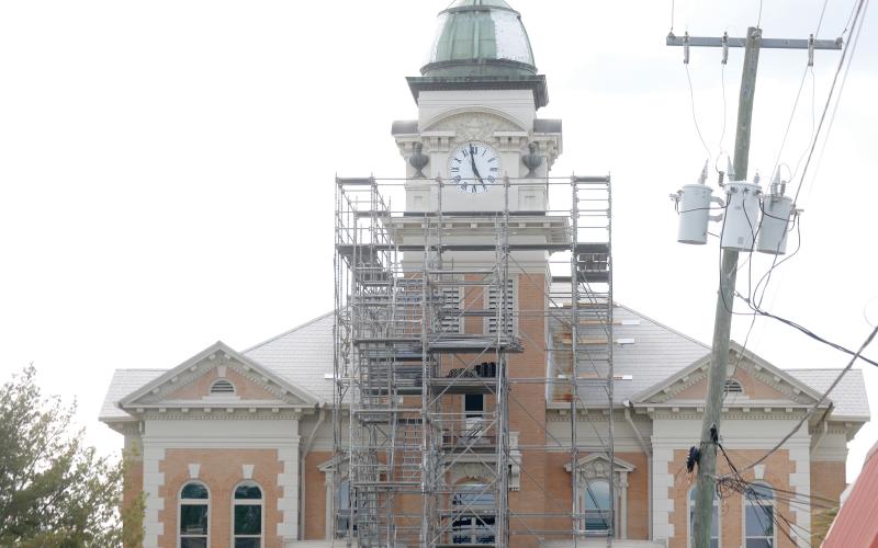 Scaffolding has been erected in front of the Suwannee County Courthouse as crews from O’Neal Roofing ready to replace the damaged courthouse dome. (JAMIE WACHTER/Lake City Reporter)