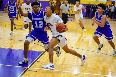 Columbia guard Jordan Smith drives to the basket against Gainesville’s Alex McCray on Tuesday night. (THOMAS RICKS/Special to the Reporter)